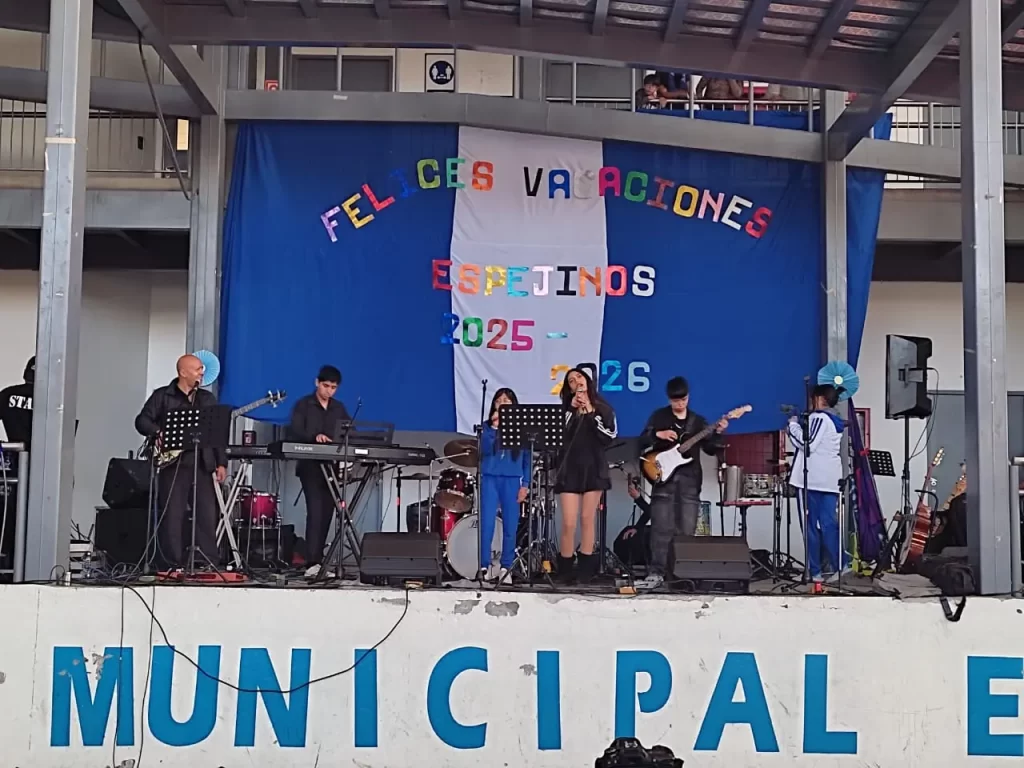 Entreverados formó parte de la celebración del aniversario y del cierre del año lectivo de la Unidad Educativa Municipal Eugenio Espejo, acompañando a la comunidad educativa en una jornada de conmemoración y reconocimiento.